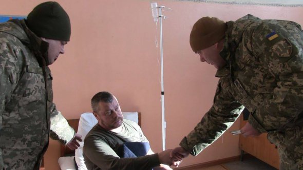 Командувач операції об'єднаних сил Сергій Наєв відвідав травмованих та поранених бійців 72-ї окремої механізованої бригади ЗСУ імені Чорних запорожців. 