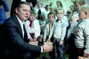 Олег Ляшко під час відвідин дитсадка в селі Балаклея ­Смілянського району запитував у вихованців, ким вони хочуть бути, коли виростуть