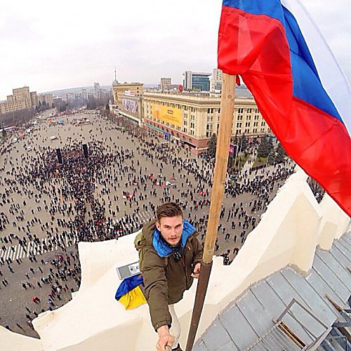 Гражданин России с никнеймом Mika Ronkainen вывешивает флаг РФ над Харьковской ОГА. В 2014 году приехал в Украину, чтобы поднимать сепаратистские настроения. В начале 2014 года такие "туристы" провоцировали толпу на жестокие действия в отношении поклонников евромайдана по всей восточной части Украины