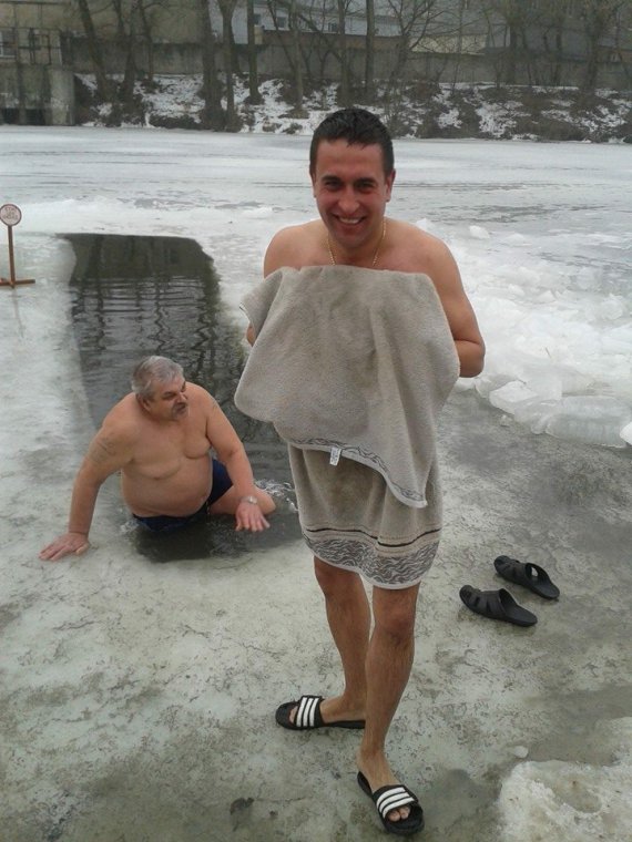 Олег Слизько кожного року купається в ополонці на Водохреще