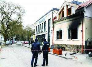Поліцейські стоять біля спаленої будівлі Товариства угорської культури Закарпаття в Ужгороді, 4 лютого 2018 року