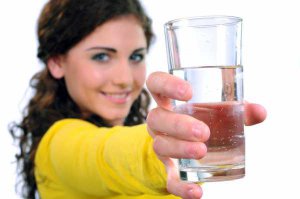 Для оздоровления организма врачи советуют каждое утро выпивать натощак стакан теплой воды.  