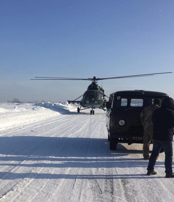 17 січня 2 бригади екстренної медичної допомоги гелікоптером доставили 5 поранених бійців ООС до госпіталю