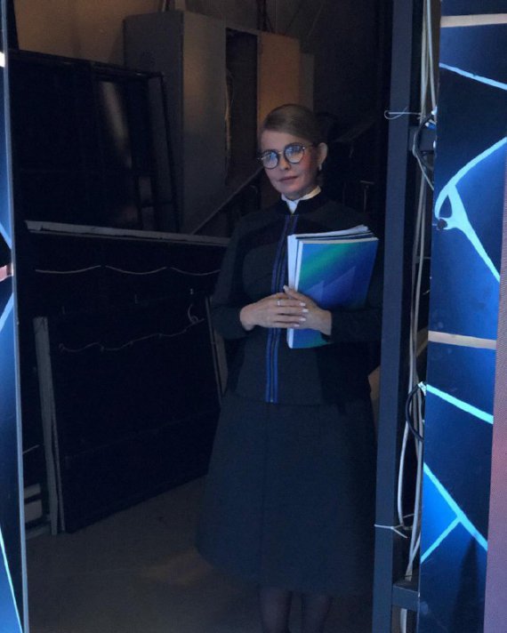 Лидер партии "Батькивщина" Юлия Тимошенко готовится за кулисами к эфиру программы "Свобода слова", там она говорила о своей программе на выборы