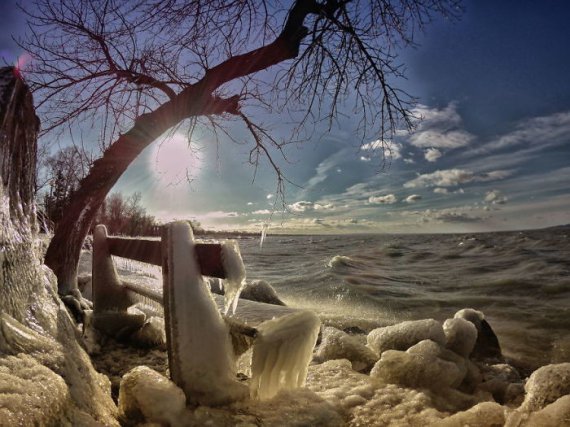 Венгрия: опубликовали сказочные фото самого большого озера в Европе "Балатон", которое сковал лед