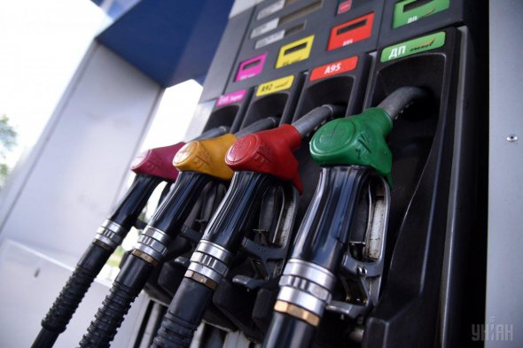 Наприкінці 2018-го паливо почало дешевшати. Великі мережі знизили ціни на бензин на 4 грн/л, ДП - на 2,5 грн/л.
