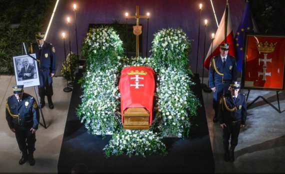 На похороны мэра Гданьска пришли тысячи поляков. Фото: "24 Канал"