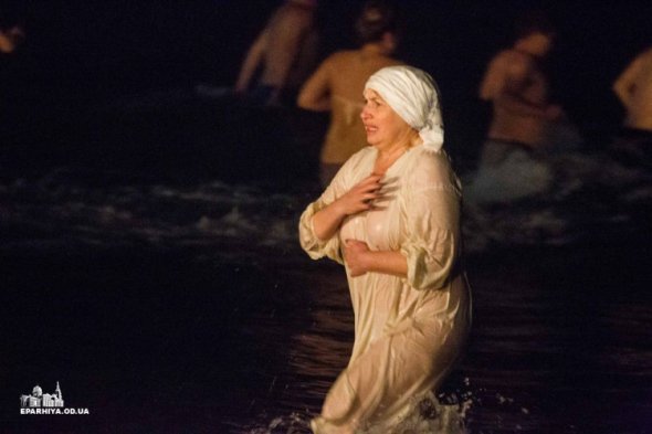 Одесситы праздновали Крещение еще с ночи. Верующие купались в море.
