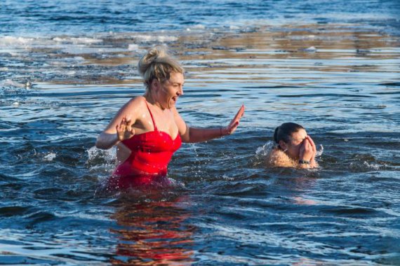 Как люди на Гидропарке в Киеве купались на Крещение.