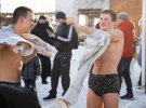 Як люди на Гідропарку в Києві купалися на Водохреща