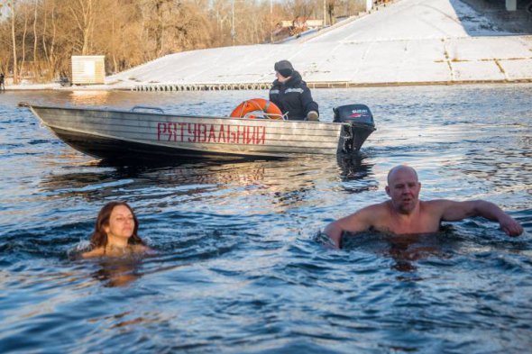Как люди на Гидропарке в Киеве купались на Крещение.