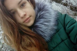 Утром 2 ноября прошлого года Алиса Онищук исчезла по дороге в Харьков. На следующий день в полдень полицейские нашли ее тело в лесопосадке вблизи пешеходного моста