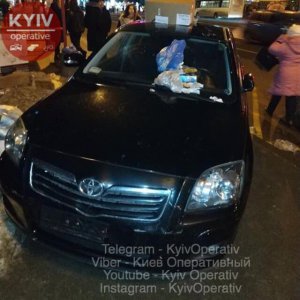 Київ: водія Toyota покарали за неправильне паркування і насипали сміття 