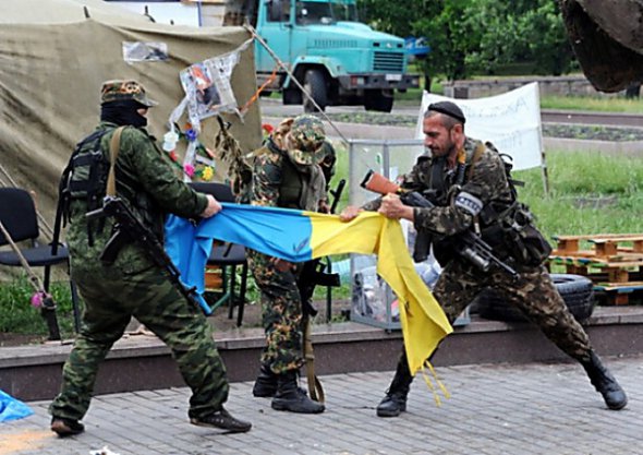 "Буряти, чеченці, поляки, білоруси, інші іноземці, - їх теж тут багато. Росіян видно відразу, як би вони не старалися бути схожим на місцевих - Донецька вони не знають", - говорить донеччанка