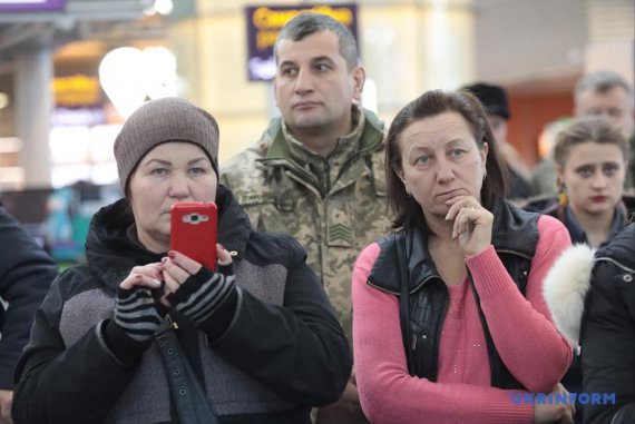 В аеропортах та найбільших ТРЦ України вшановували пам'ять захисників Донецького аеропорту