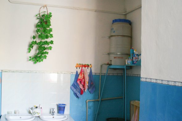 Воду до державних установ, садочків, шкіл та лікарень також подають три години на день. Там мають спеціальні ємності, які регулярно наповнюють водою.