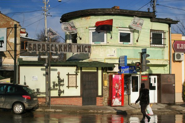 Барабський міст - заклад у центрі Борислава. Воду у закладі зберігають у велики баках на кухні 