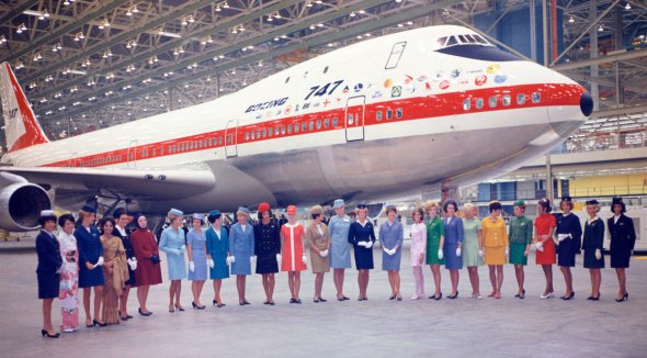 Первый Боинг 747 выпущен с завода в Эверетте.