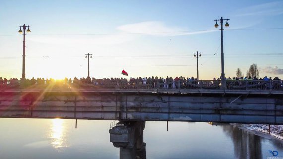 На мосту Патона тысячи людей образовали "живую" цепь, таким образом соединив правый и левый берега Днепра.