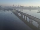 На мосту Патона тисячі людей утворили "живий" ланцюг, таким чином з'єднавши правий і лівий береги Дніпра.