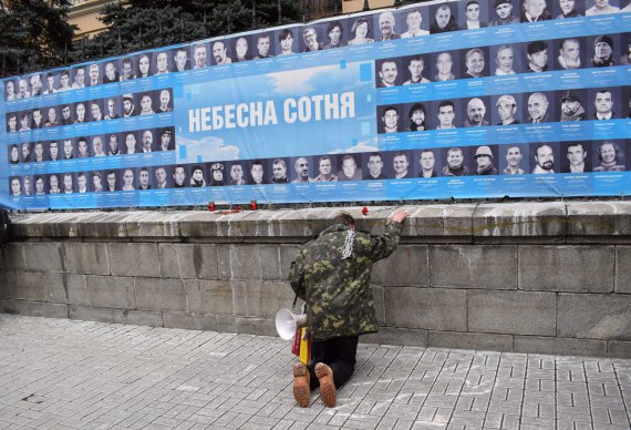 Колонна из более сотни участников отправилась от Лядских ворот на Майдане Незалежности, Крещатику до Европейской площади, к памятным знакам погибшим героям.