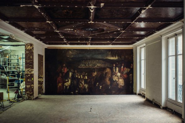 На картине 3 на 6 метров изображены французские маркиз и придворные XVII века. Полотно сильно потемнело из-за множества слоев краски и лака