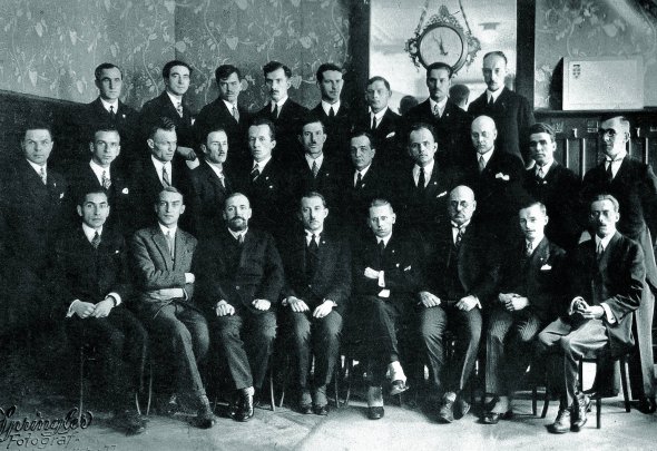 Учасники Конгресу українських націоналістів у Відні, 3 лютого 1929 року. Представники Галичини остерігалися зніматись, але їх запевнили у безпечності та зробили фото