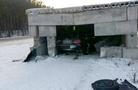 Водій врізався у блокпост на трасі