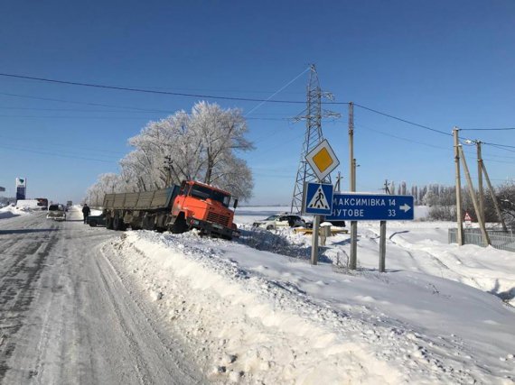 В Карлівці КРАЗ витягали з узбіччя