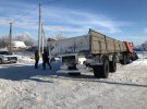 В Карлівці КРАЗ витягали з узбіччя