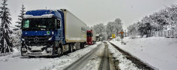 Ситуация на дорогах из-за снегопадов: в 5 областях ограничили движение грузовикам