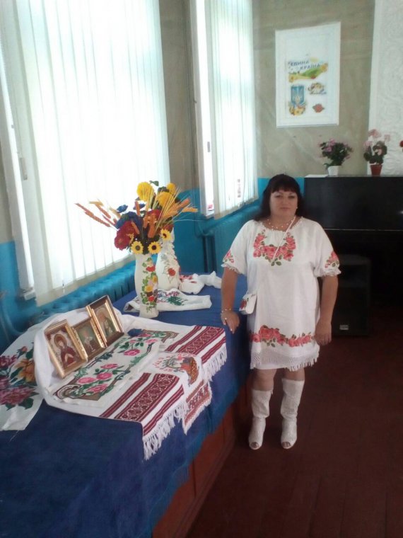 Олена Дубовик  із своїми роботами на виставці у Василівці