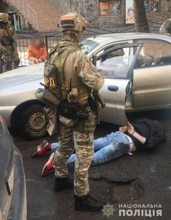 У Чернівцях затримали 36-річного чоловіка. Його підозрюють в організації проституції