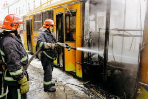 У центрі Тернополя вщент згорів автобус. Фото: ДСНС