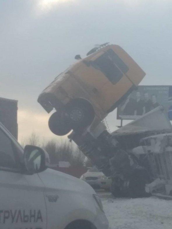 У Києві на Броварський окружній дорозі сталася   ДТП. На трасі перекинулася фура