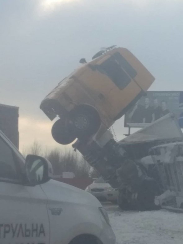 В Киеве на Броварской окружной дороге произошло ДТП. На трассе перевернулась фура