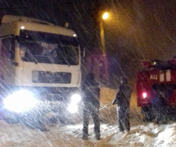 У Полтавському районі рятувальники витягли зі снігу 50 вантажівок 