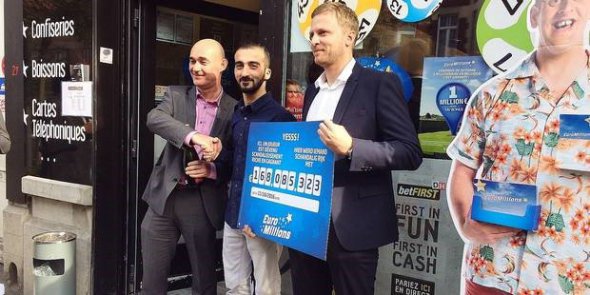 Колин и Крис Вейр из Ларгс, что в Северном Айршире, выиграли джекпот £ 161,653,000 в июле 2011 года