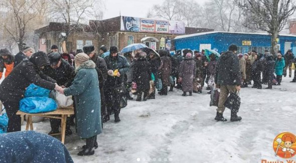 Очередь за бесплатной едой в Донецке