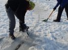 Для аттракциона активисты подобрали участок льда без трещин.