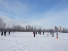 Для аттракциона активисты подобрали участок льда без трещин.