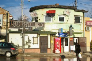 На одній із центральних вулиць Борислава працює ресторан. Усі заклади харчування міста й державні установи мають заповнені резервуари з водою. До 2019 року її подавали за графіком двічі на добу по три години. Зараз — раз на день