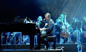 Святослав ­Вакарчук (у центрі) акомпанує собі на фортепіано під час благодійного концерту рок-гурту ”Океан Ельзи” у Національній опері 21 січня