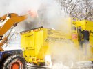 Снегоплавильная машина «съедает» до 60 тонн снега в час.