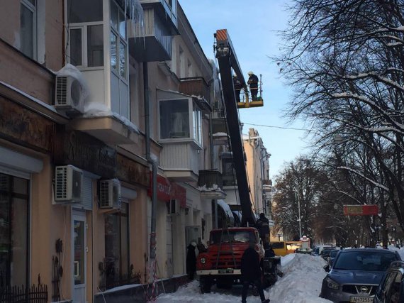 За день рятувальники обчищають від бурульок та снігу до 7 будинків