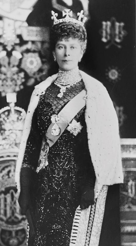 Діаманти Куллінан I і Куллінан IІ у вигляді брошки-підвіски. Королева Марія 9 лютого 1911 року