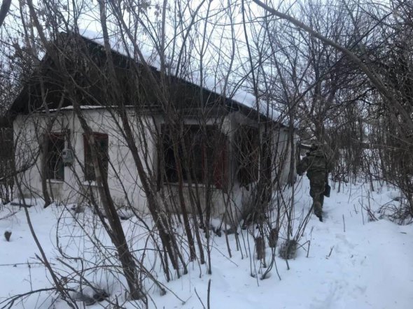Боеприпасы были спрятаны на чердаке нежилого дома. Фото: пресс-служба ООС