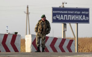На двух КПВВ с оккупированным Крымом ограничили пропуск транспорта. Фото: Уніан