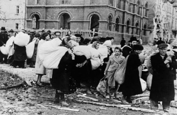 Мешканці гетто в Дрогобичі на Львівщині очікують депортації, 21 липня 1941-го
