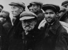 Одесские евреи в очереди за регистрацией после прихода в город немецких и румынских войск. 22 октября 1941 года